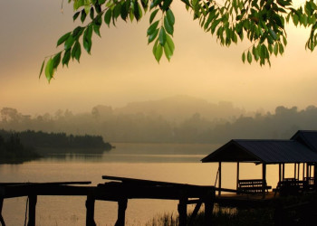 Предрассветный пейзаж на берегу залива в Малайзии – фотографии Малайзии