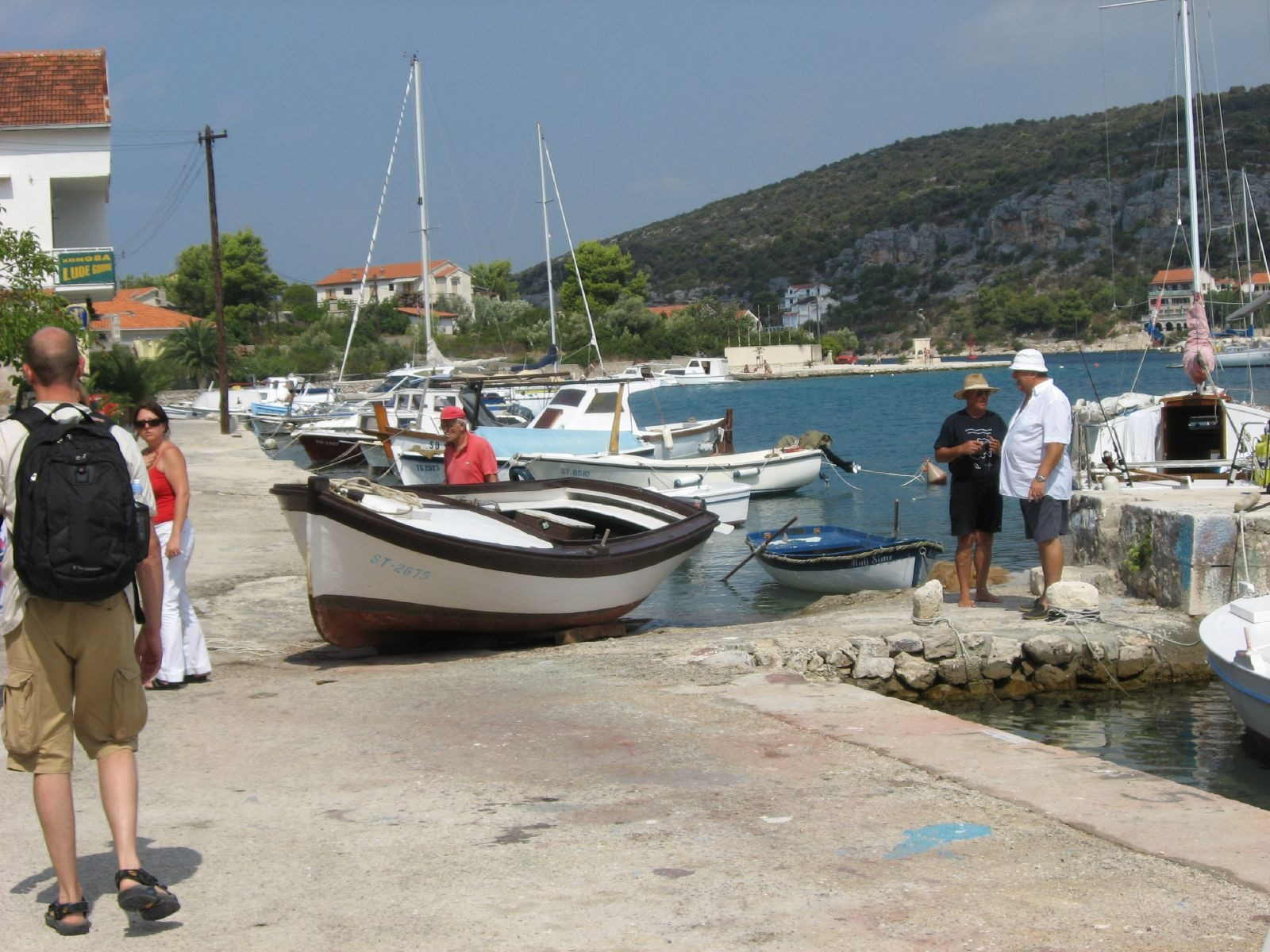 Лодки и парусники у причала в Дрвеник, Хорватия. Фото 3 – фотографии Хорватии