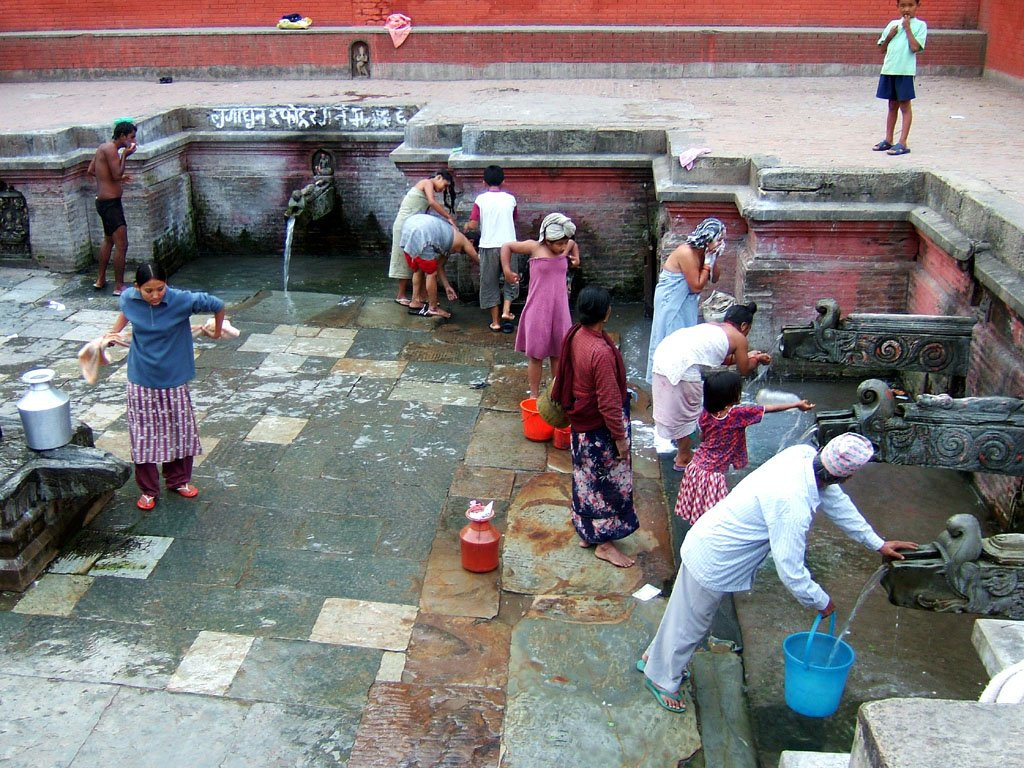 Общественные водопои, здесь пьют воду, моются – фотографии Непала