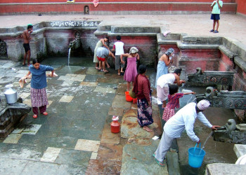 Общественные водопои, здесь пьют воду, моются  – фотографии Непала