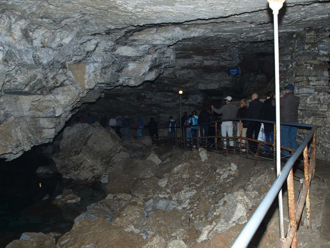 Экскурсия по пещере, Россия – фотографии России