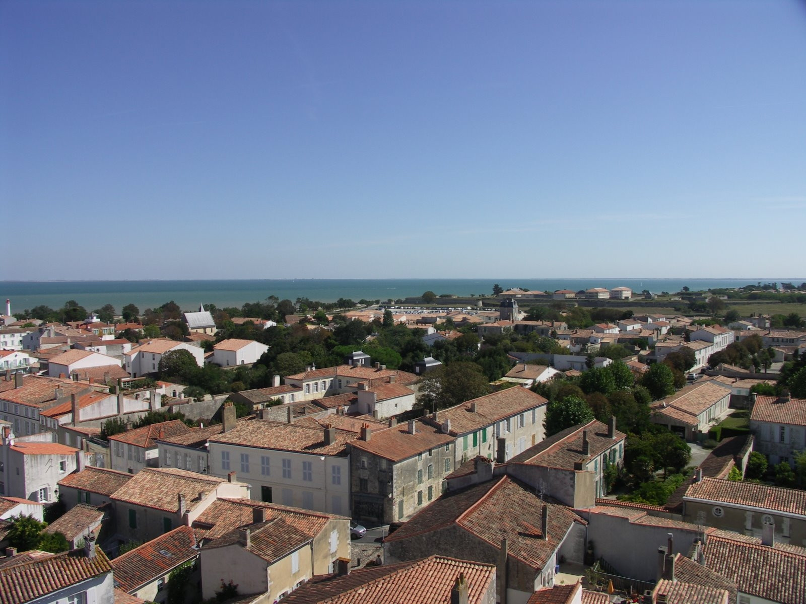 Крыши домов на острове Ре, Франция. Фото 1 – фотографии Франции