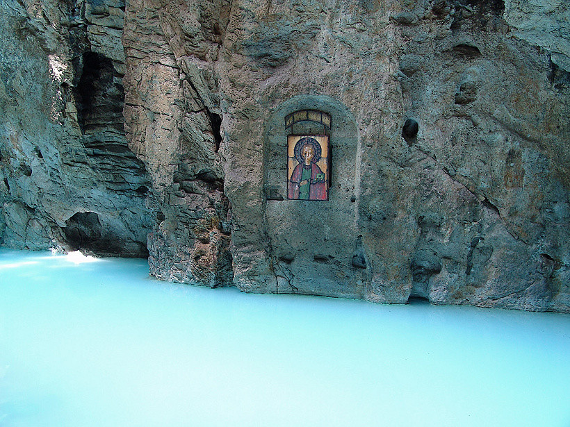 Озеро Провал, цвет воды не реальный – фотографии России