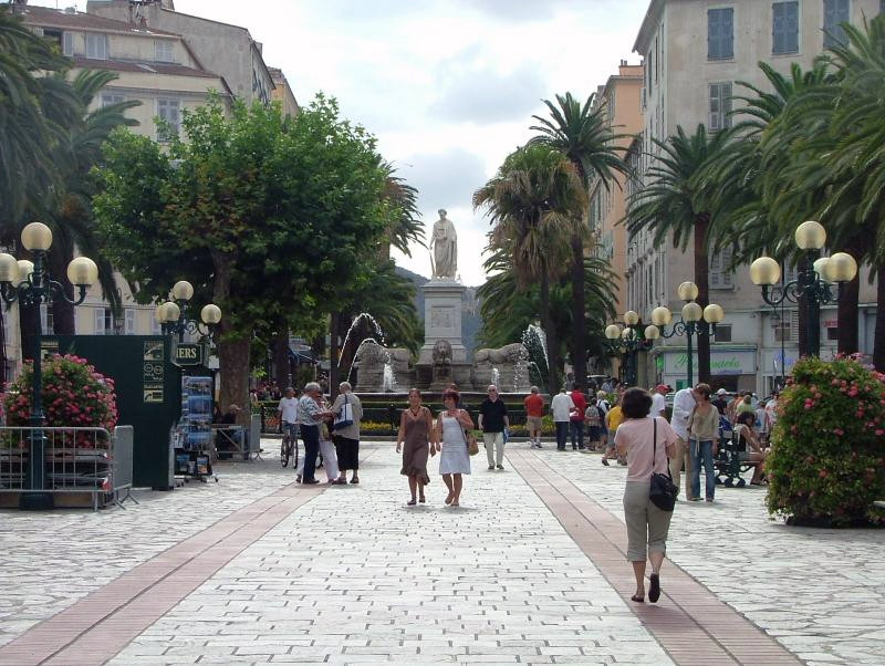 Фонтан в Аяччо, Франция. Фото 4 – фотографии Франции