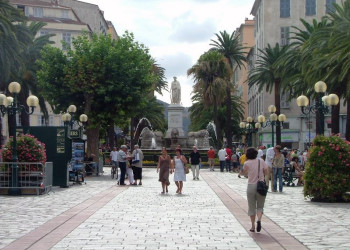 Фонтан в Аяччо, Франция. Фото 4 – фотографии Франции