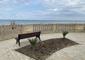 Скамейка на набережной в Приморском парке – фотографии России