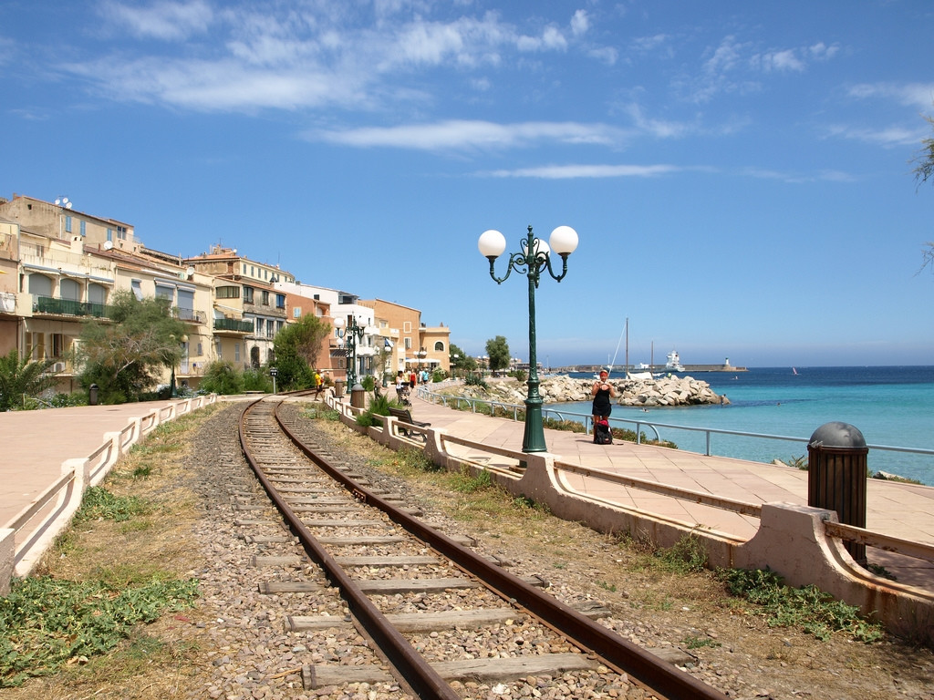 Набережная в Иль-Русса, Франция – фотографии Франции