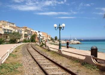 Набережная в Иль-Русса, Франция – фотографии Франции