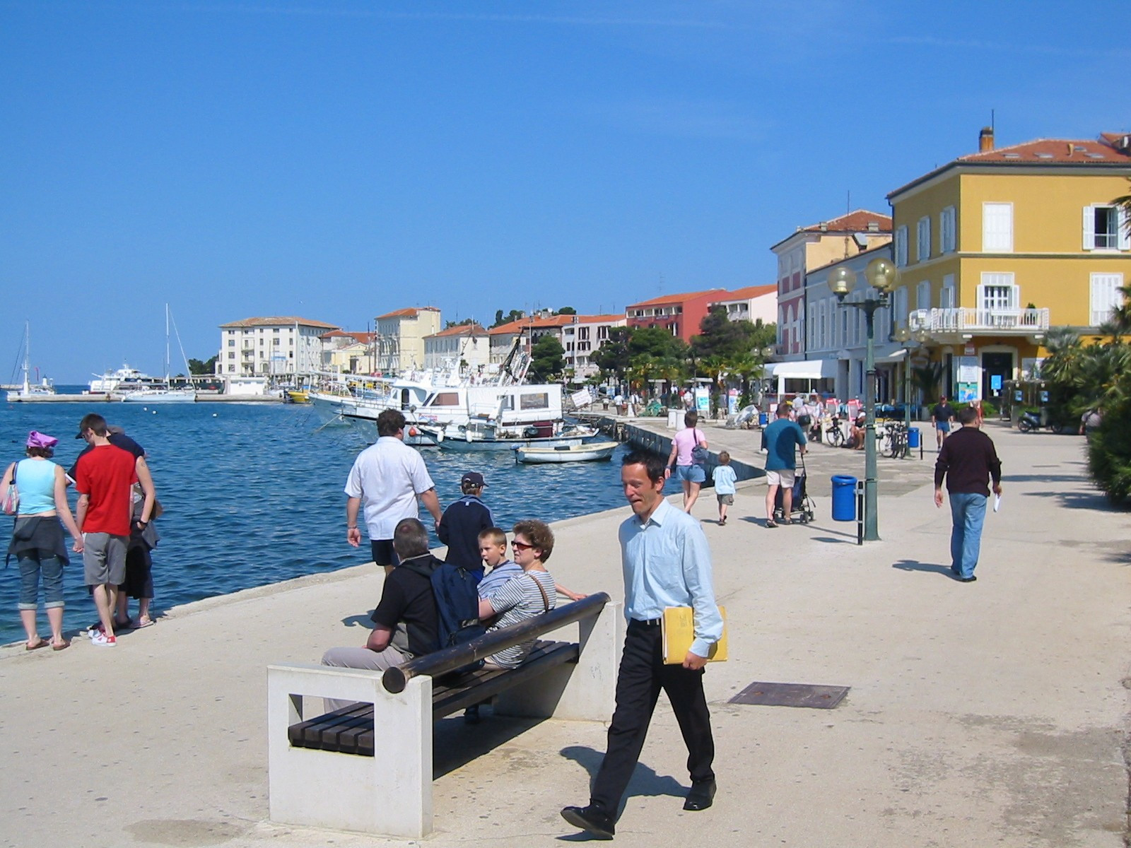 Люди на набережной в Пореч, Хорватия. Фото 8 – фотографии Хорватии