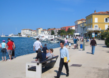 Люди на набережной в Пореч, Хорватия. Фото 8 – фотографии Хорватии