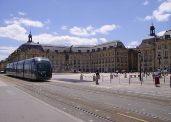 Городская площадь в Бордо, Франция – фотографии Франции