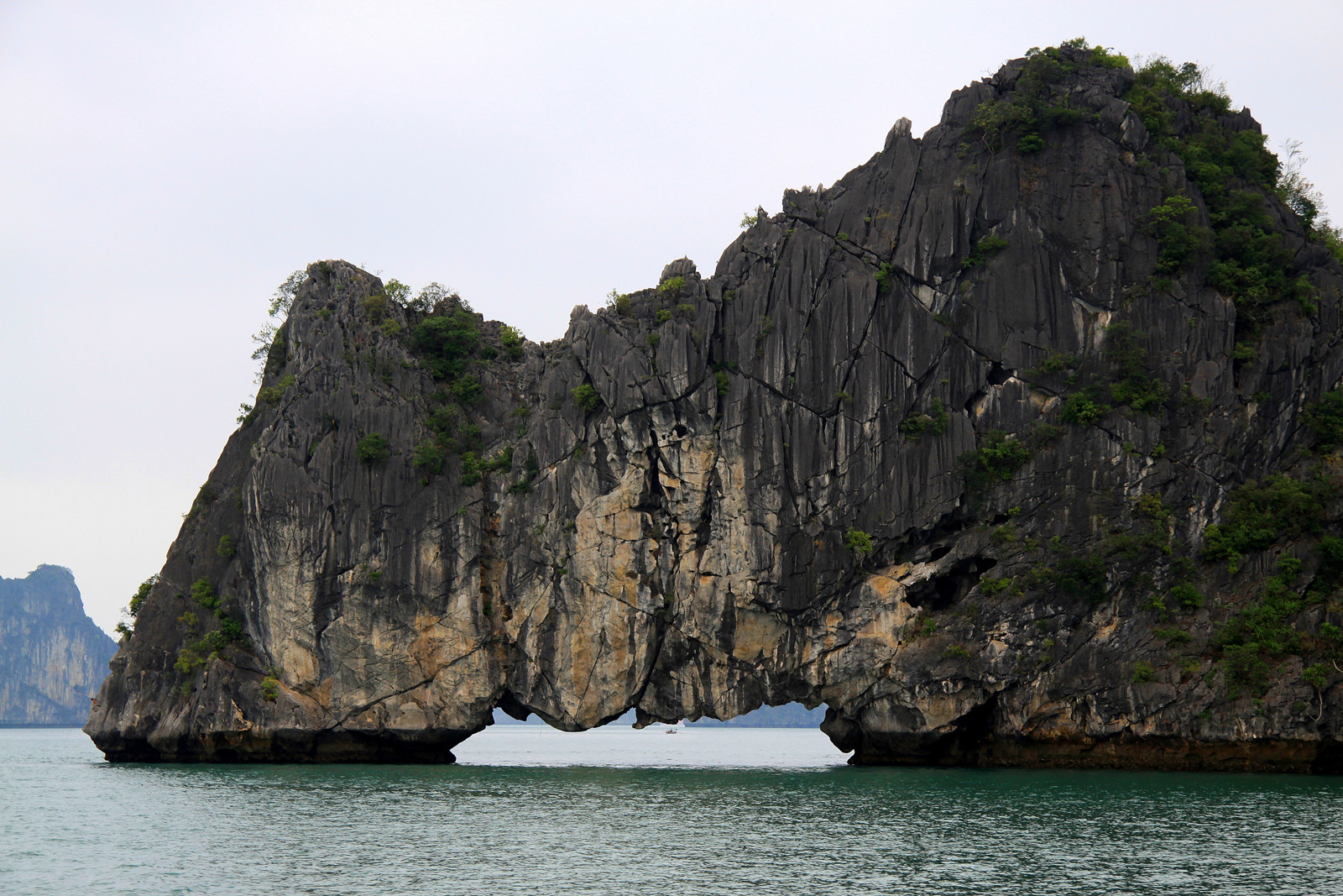 Необычная скала в бухте Халонг – фотографии Вьетнама