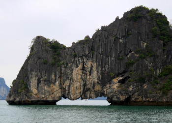 Необычная скала в бухте Халонг – фотографии Вьетнама