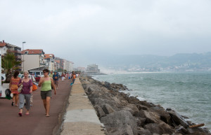 Люди на набережной в Андае, Франция – фотографии Франции