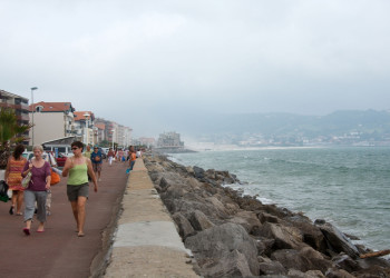 Люди на набережной в Андае, Франция – фотографии Франции