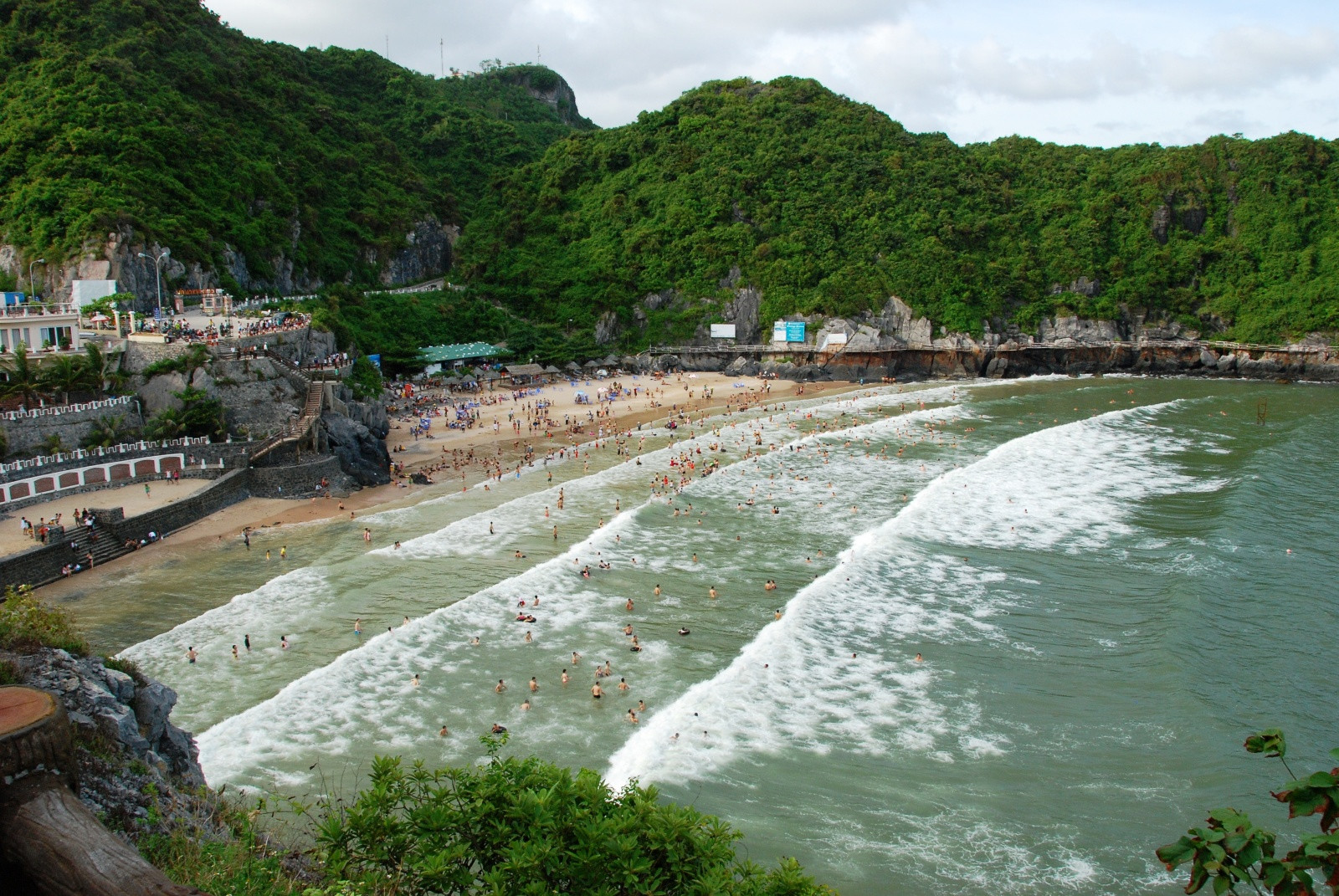 Один из самых популярных пляжей острова – фотографии Вьетнама