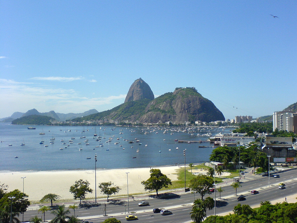 Пляж в заливе Гуанабара – фотографии Бразилии