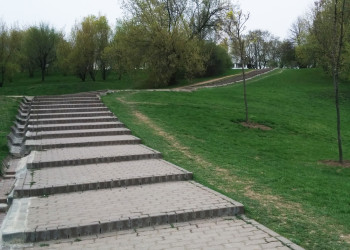 Москва, парк Коломенское, лестница ведёт к главным храмам – фотографии России