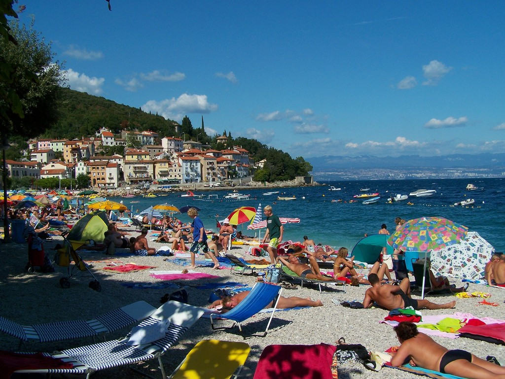 Туристы на пляже в Мощеничка-Драга, Хорватия – фотографии Хорватии