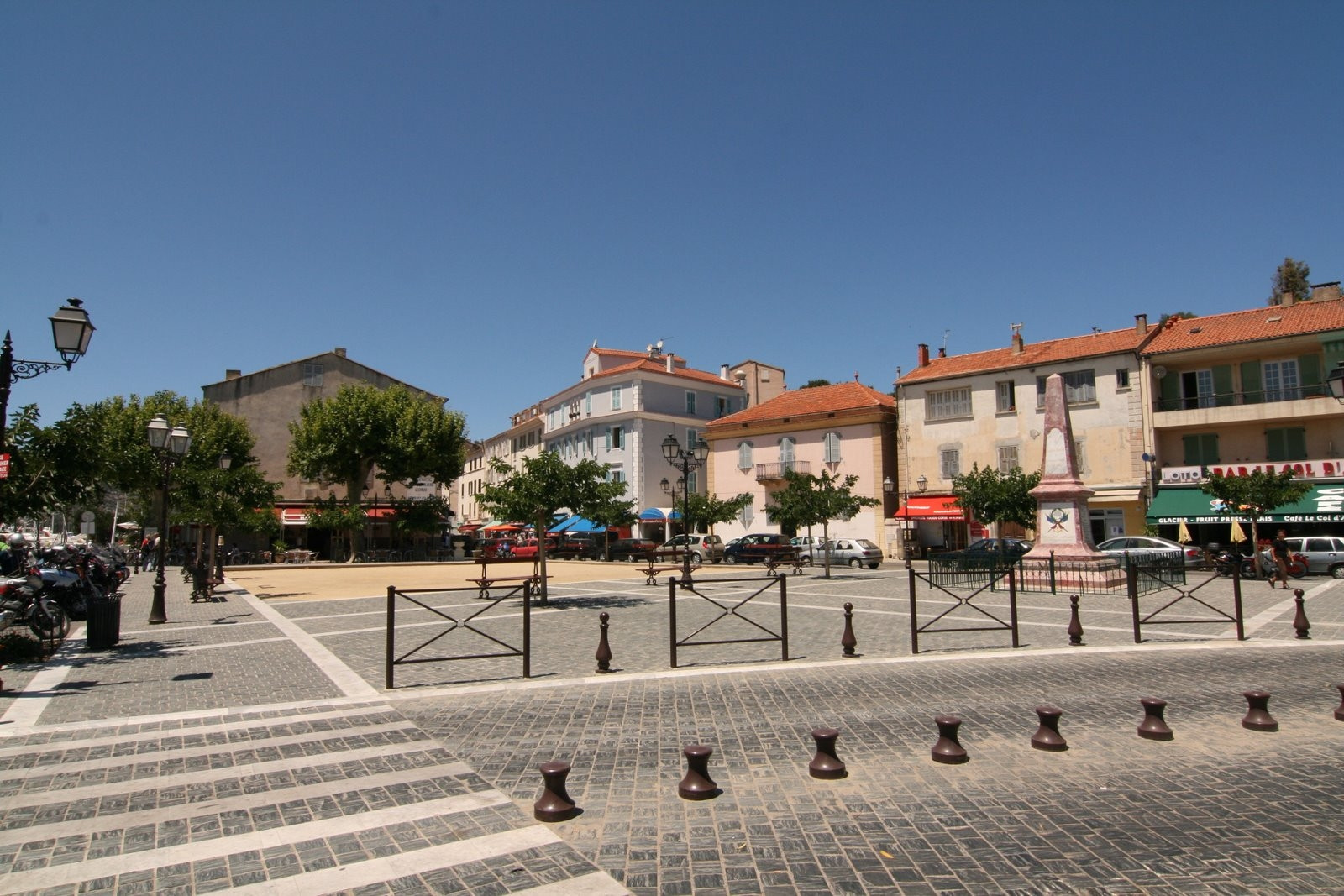 Площадь в Сен-Флоране, Франция. Фото 1 – фотографии Франции