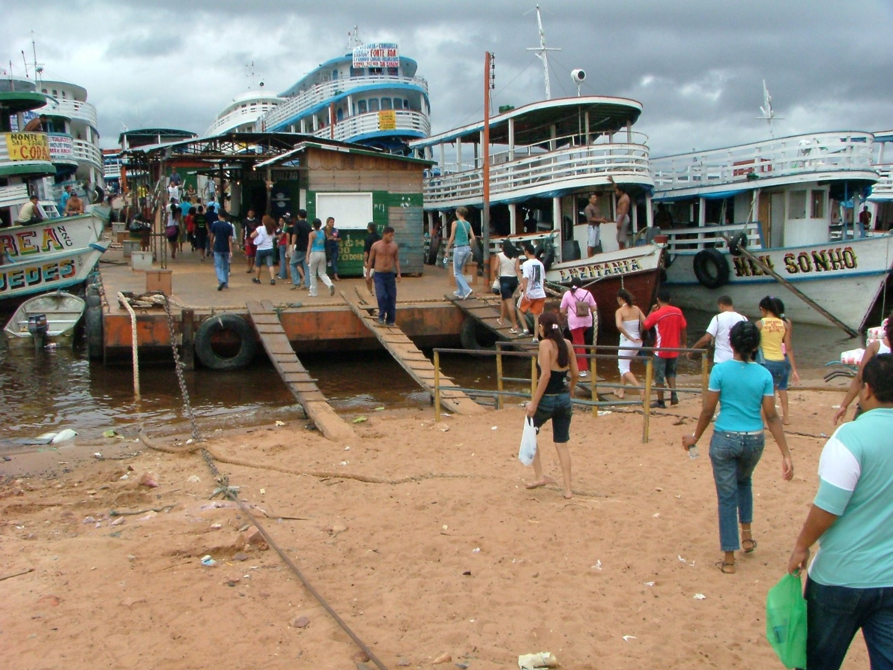 Люди на причале в Манаусе, Бразилия – фотографии Бразилии
