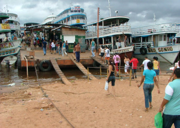 Люди на причале в Манаусе, Бразилия – фотографии Бразилии