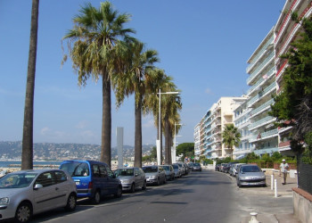 Транспорт на набережной в Жуан-ле-Пен, Франция. Фото 1 – фотографии Франции