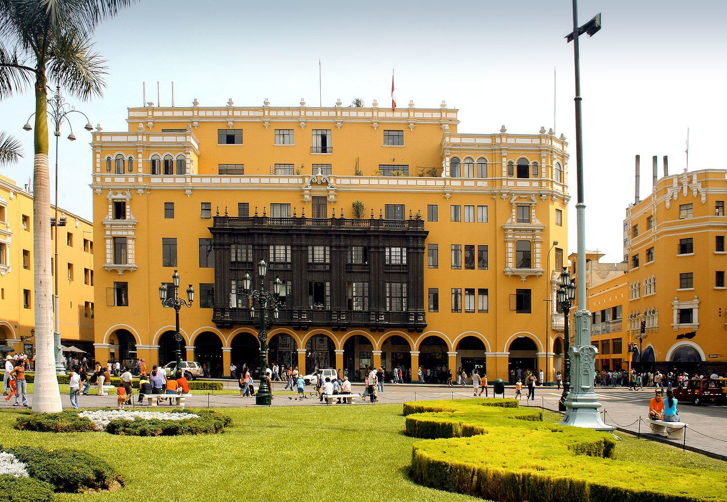 В центре Лимы у многих зданий очень красивые балконы – фотографии Перу