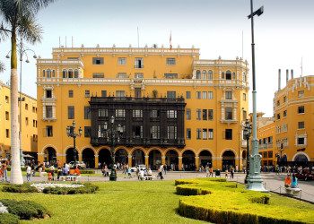 В центре Лимы у многих зданий очень красивые балконы – фотографии Перу