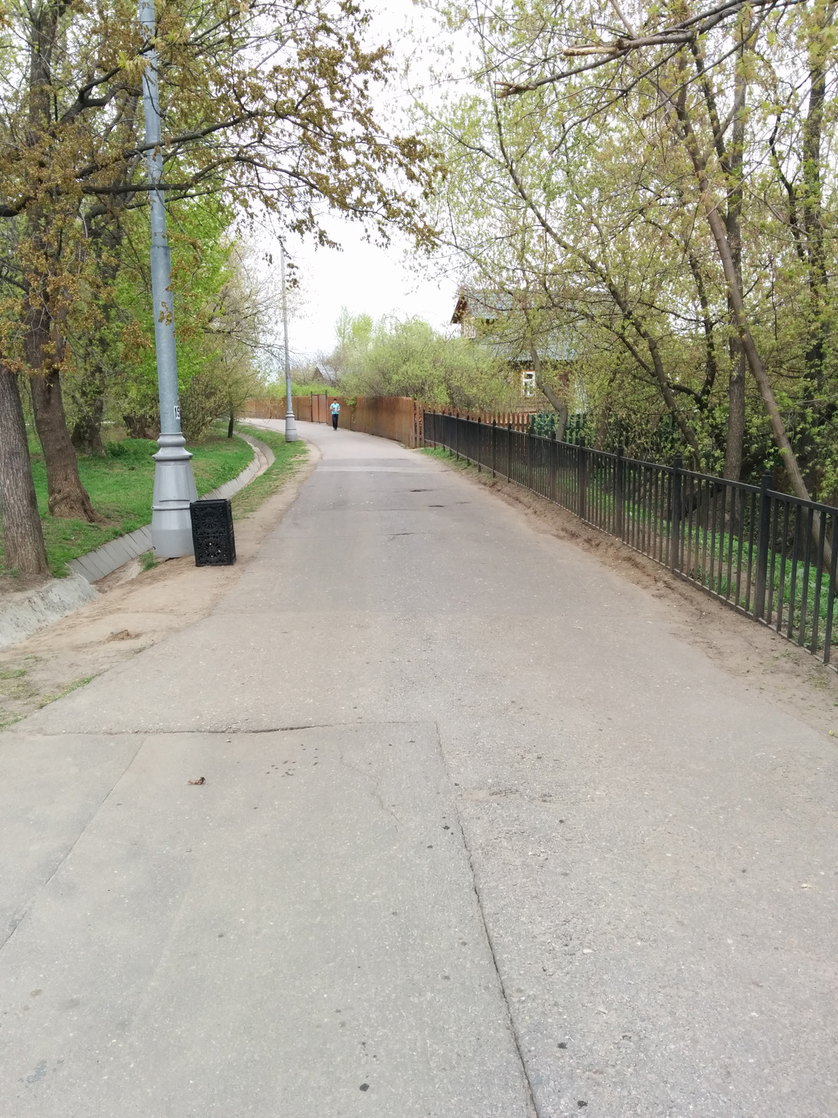 Парк Коломенское, дорога ведёт к церкви и лестнице вниз с горы – фотографии России