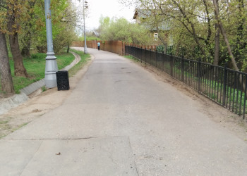 Парк Коломенское, дорога ведёт к церкви и лестнице вниз с горы – фотографии России