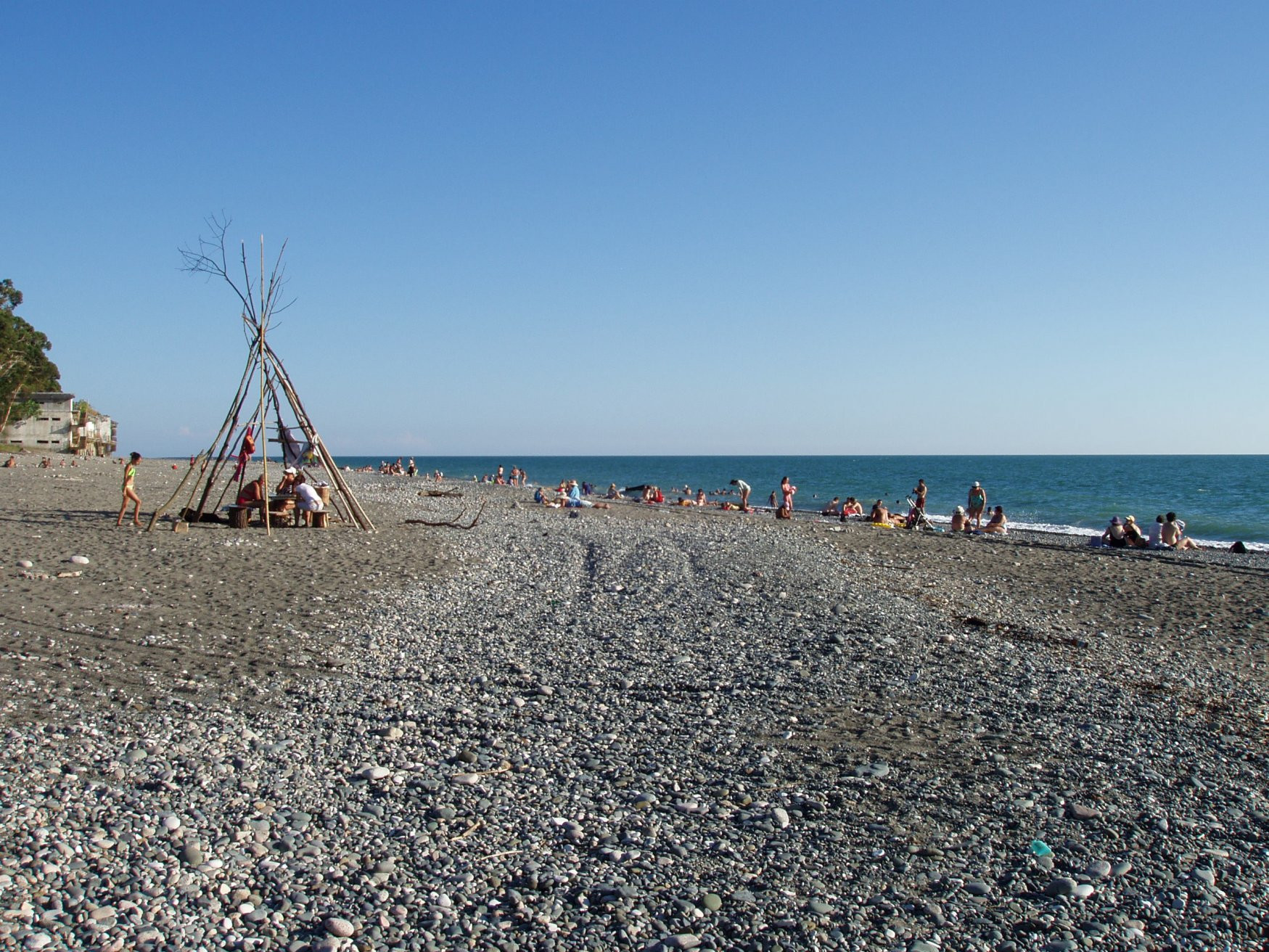 Люди на пляже в Гулрыпш, Абхазия – фотографии Абхазии