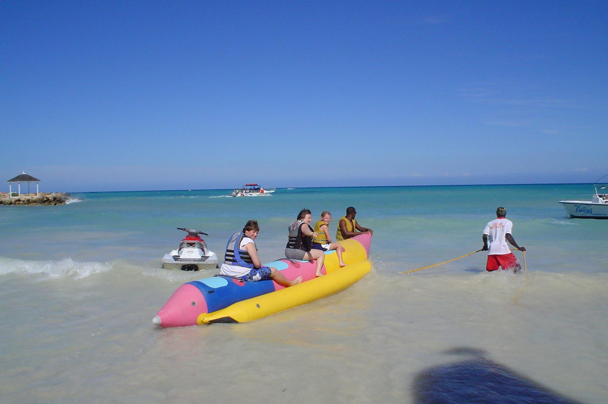 Развлечение туристов в Трилони, Ямайка – фотографии Ямайки