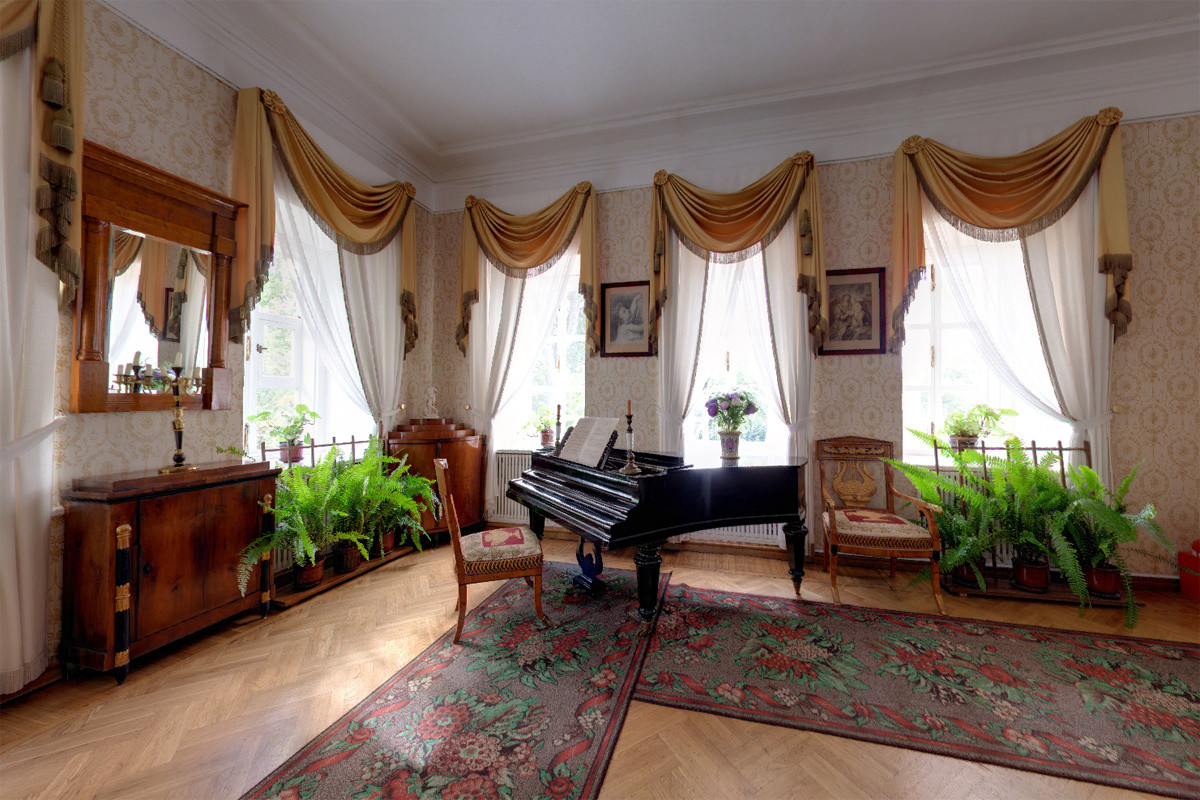 Один из интерьеров в Тарханах – фотографии России