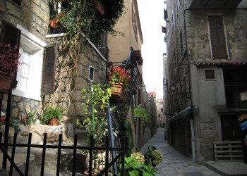 Улица в Сартене, Франция – фотографии Франции