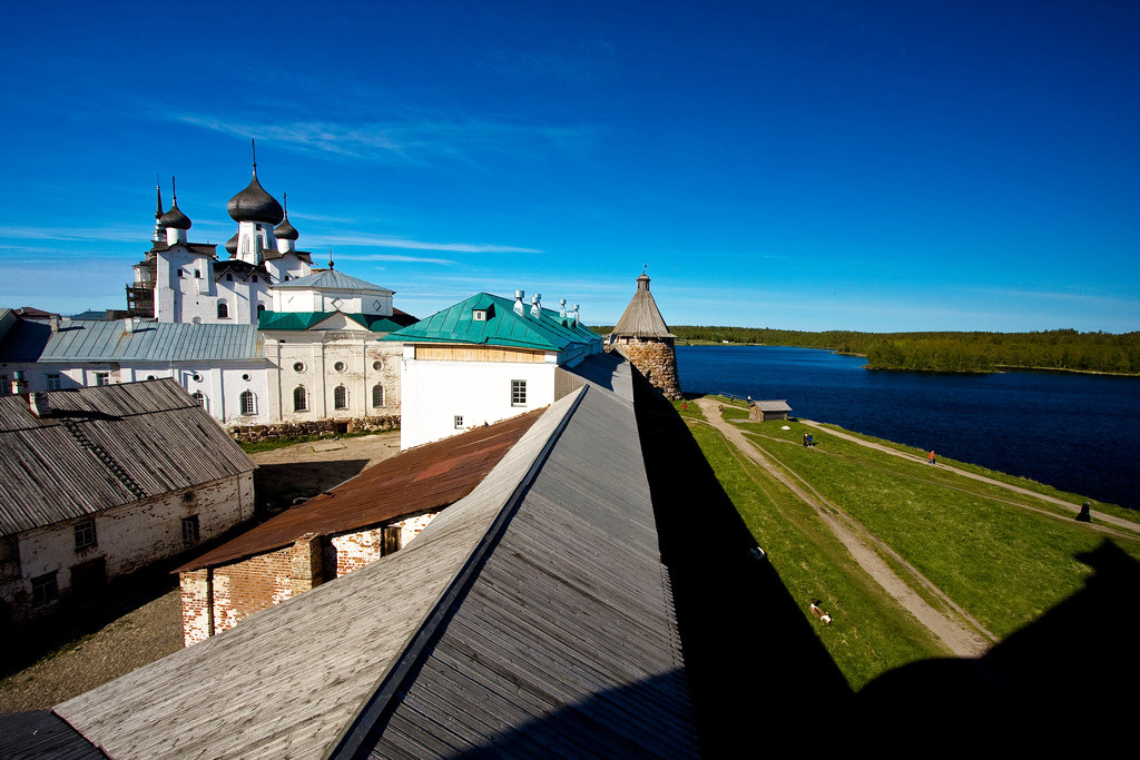 У стен монастыря в Соловках – фотографии России