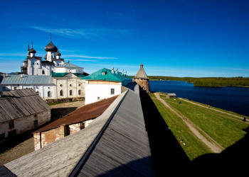 У стен монастыря в Соловках – фотографии России