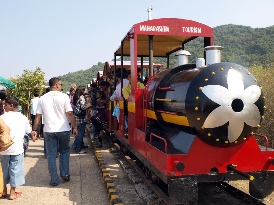 Туристический поезд на острове Элефанта – фотографии Индии