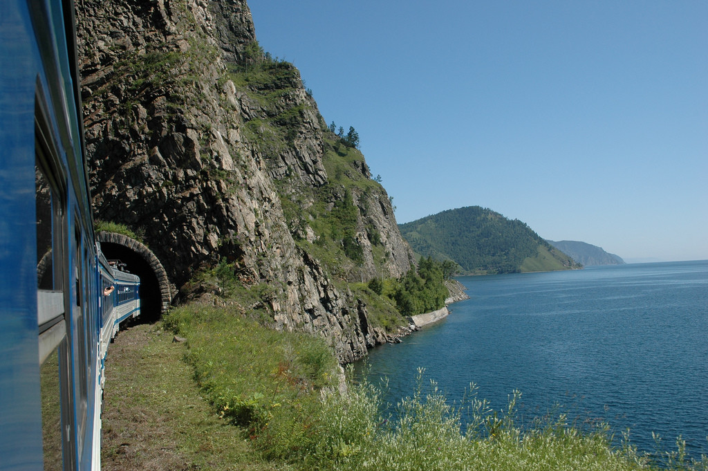 На поезде вдоль побережья Байкала – фотографии России