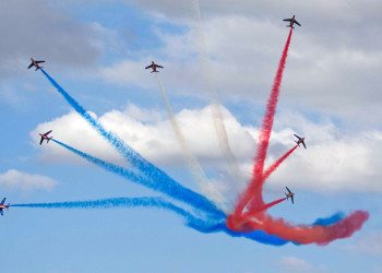 Фигуры пилотажа в Дижоне, Франция – фотографии Франции