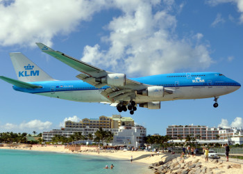 Боинг-747 идёт над пляжем Махо в Синт-Мартене – фотографии Синт-Мартена