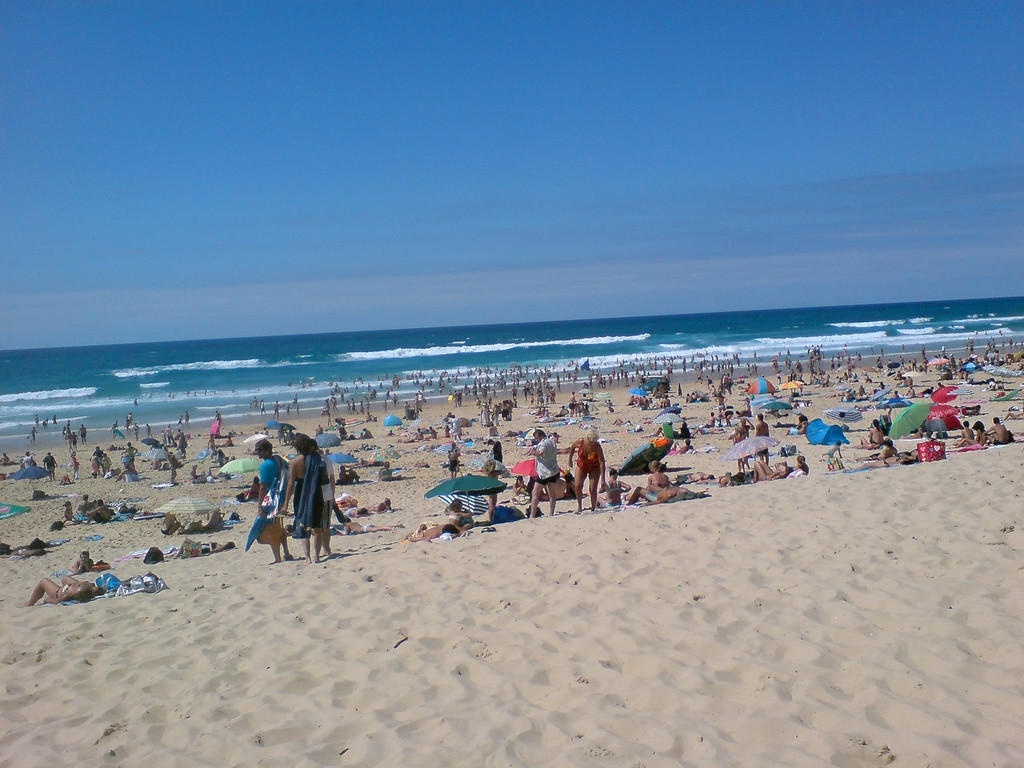 Туристы на пляже в Мимизане, Франция. Фото 2 – фотографии Франции