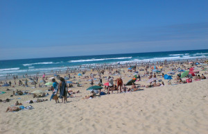 Туристы на пляже в Мимизане, Франция. Фото 2 – фотографии Франции