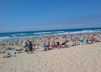 Туристы на пляже в Мимизане, Франция. Фото 2 – фотографии Франции