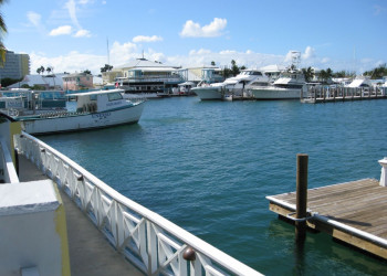 Яхты и катера на острове Гранд Багама, Багамские острова – фотографии Багамских островов