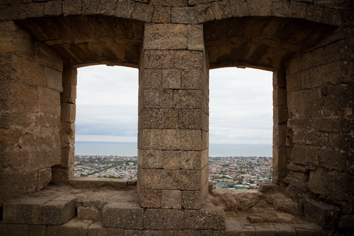 Вид с крепости Нарын-Кала на Дербент, Дагестан. Фото 1 – фотографии России