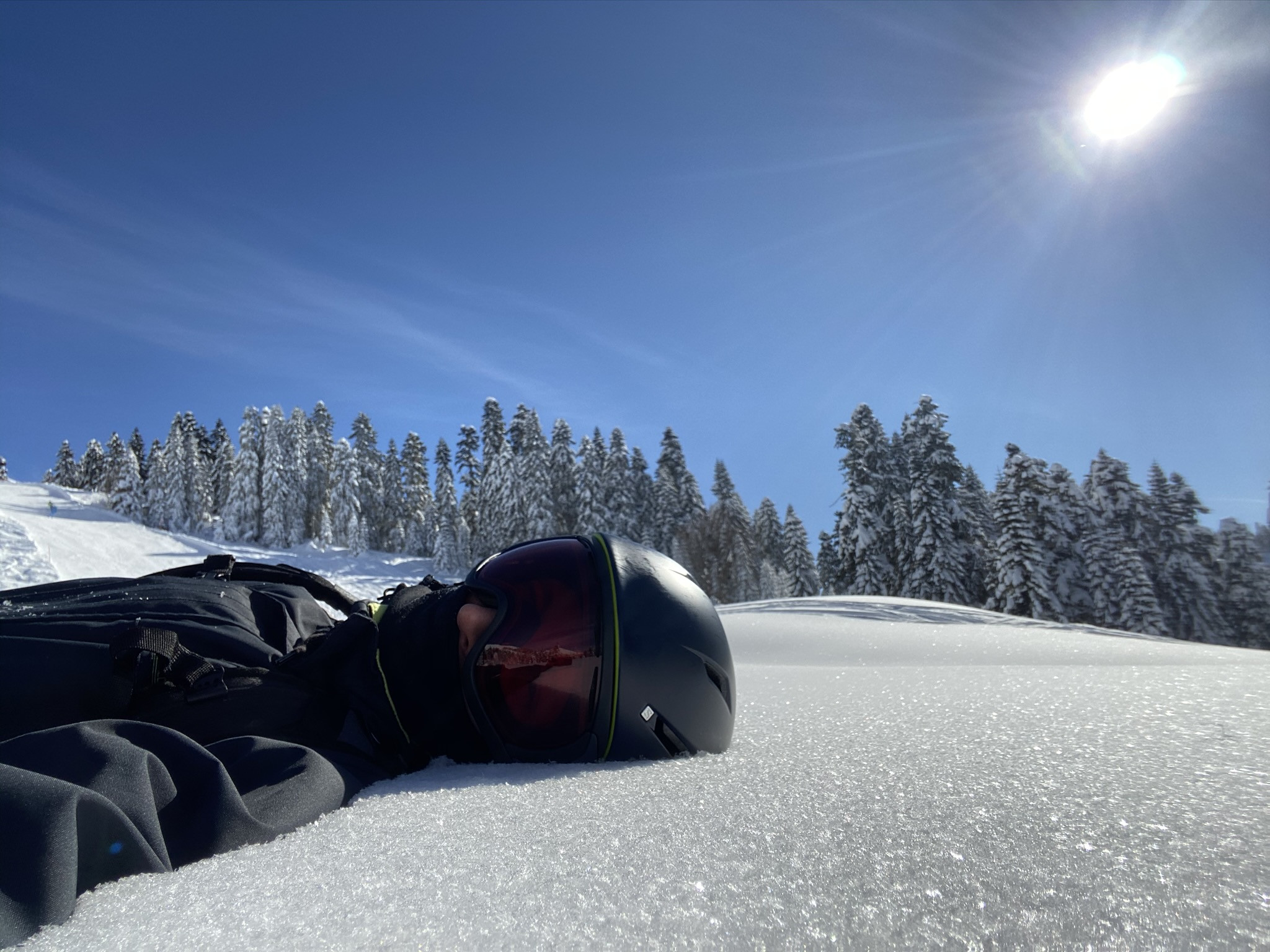 Сноубордист отдыхает на трассе Сторожка на Розе Хутор – фотографии России