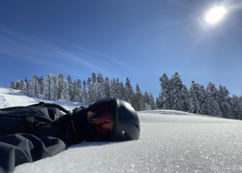 Сноубордист отдыхает на трассе Сторожка на Розе Хутор – фотографии России