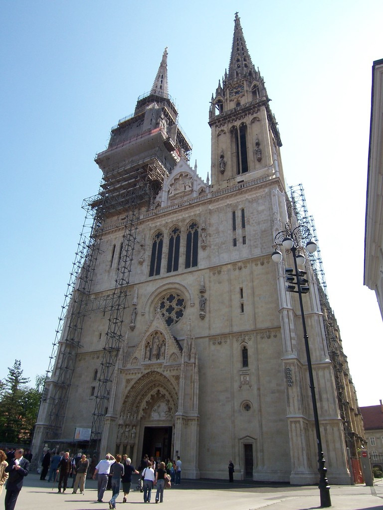 Туристы у Храма Девы Марии в Загреб, Хорватия. Фото 1 – фотографии Хорватии