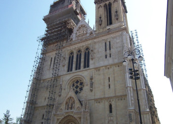 Туристы у Храма Девы Марии в Загреб, Хорватия. Фото 1 – фотографии Хорватии